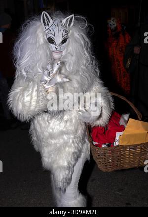 New Orleans, Louisiana, USA. Dezember 2025. Die größte Krampus-Veranstaltung in den Vereinigten Staaten ist die Krampus NOLauf Parade im Bywater District von New Orleans. Die von der Krewe of Krampus organisierte Parade besteht aus traditionellen europäischen Krampusfiguren, Folklore-Kreaturen und lokalen New Orleans-Neuheiten wie den Schwestern von Shhh. (Credit Image: © Brian Cahn/ZUMA Press Wire) NUR ZUR REDAKTIONELLEN VERWENDUNG! Nicht für kommerzielle ZWECKE! Stockfoto