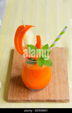 Karotten, Ananas und Kurkuma Smoothie Stockfoto