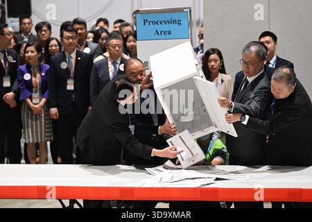 Hongkong, Hongkong. Dezember 2025. Wahlkreis des Wahlkomitees Hongkong zählt am 7. Dezember 2025 in Hongkong. Heute findet in Hongkong die Wahl zum Legislativrat statt. (Foto: Kobe Li/Nexpher Images/SIPA USA) Credit: SIPA USA/Alamy Live News Stockfoto