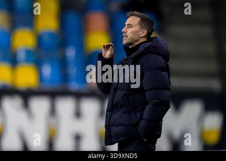 Arnheim, Niederlande. Dezember 2025. ARNHEM, 12.07.2025, GelreDome, Saison 2025/2026, niederländischer Keuken Kampioen Divisie Football, Spiel zwischen Vitesse und TOP Oss, Bild zeigt TOP Oss Cheftrainer Sjors Ultee Gesten Credit: Pro Shots/Alamy Live News Stockfoto