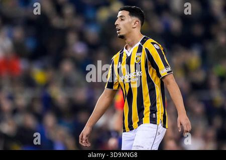 Arnheim, Niederlande. Dezember 2025. ARNHEM, 12.07.2025, GelreDome, Saison 2025/2026, niederländischer Keuken Kampioen Divisie Football, Spiel zwischen Vitesse und TOP Oss, Foto zeigt Vitesse Spieler Naoufal Bannis Looks on Credit: Pro Shots/Alamy Live News Stockfoto