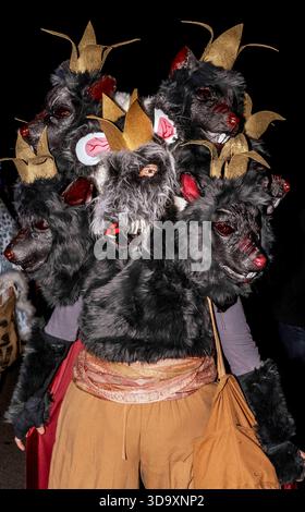 New Orleans, Louisiana, USA. Dezember 2025. Die größte Krampus-Veranstaltung in den Vereinigten Staaten ist die Krampus NOLauf Parade im Bywater District von New Orleans. Die von der Krewe of Krampus organisierte Parade besteht aus traditionellen europäischen Krampusfiguren, Folklore-Kreaturen und lokalen New Orleans-Neuheiten wie den Schwestern von Shhh. (Credit Image: © Brian Cahn/ZUMA Press Wire) NUR ZUR REDAKTIONELLEN VERWENDUNG! Nicht für kommerzielle ZWECKE! Stockfoto