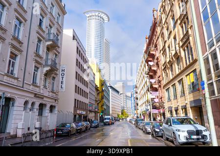 Frankfurt, Deutschland - 21. Oktober 2025: Die Frankfurter Straße stellt eine Gegenüberstellung klassischer europäischer Gebäude und zeitgenössischer Hochbauten dar. Stockfoto