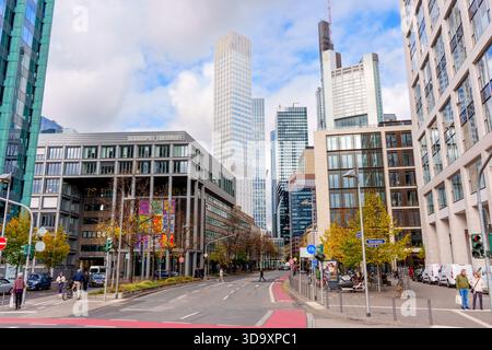 Frankfurt, Deutschland - 21. Oktober 2025: Geschäftige Straßenszene in Frankfurt, Deutschland, mit hochaufragenden Wolkenkratzern, zeitgenössischer Architektur und allem, was man sehen kann Stockfoto