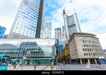 Frankfurt, Deutschland - 21. Oktober 2025: Atemberaubender Blick auf moderne Wolkenkratzer und klassische Architektur in Frankfurt. Stockfoto