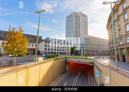 Frankfurt, Deutschland - 21. Oktober 2025: Das Stadtbild von Frankfurt, Deutschland, verbindet zeitgenössische Wolkenkratzer mit historischen Bauwerken und einer integrierten Straße Stockfoto