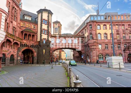 Frankfurt, Deutschland - 21. Oktober 2025: Frankfurts historischer Rathauskomplex aus rotem Sandstein verfügt über einen bogenförmigen Skywalk, der zwei Gebäude miteinander verbindet Stockfoto