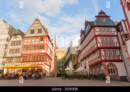 Frankfurt, Deutschland - 21. Oktober 2025: Die pulsierende Straßenszene zeigt Frankfurts sorgfältig restaurierte Fachwerkhäuser, in denen die Menschen sich freuen Stockfoto