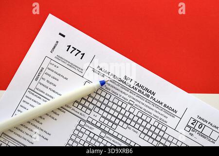 KIEW, UKRAINE - 27. JANUAR 2024 Indonesisches Steuerformular 1771 Körperschaftsteuerzahler jährliche Einkommensteuererklärung mit Stift liegt auf der Buchprüfertabelle Stockfoto