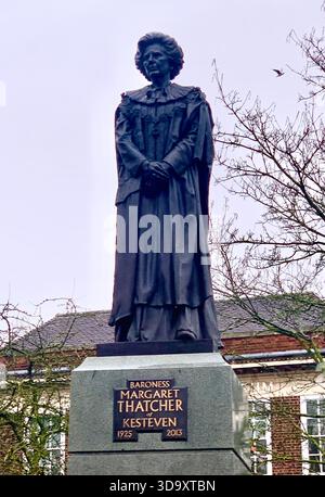 Statue von Baroness Margaret Thatcher 1925-2013 in Bronze auf einem Sockel in einer Außenanlage im Grantham Stockfoto