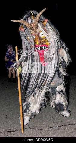 New Orleans, Louisiana, USA. Dezember 2025. Die größte Krampus-Veranstaltung in den Vereinigten Staaten ist die Krampus NOLauf Parade im Bywater District von New Orleans. Die von der Krewe of Krampus organisierte Parade besteht aus traditionellen europäischen Krampusfiguren, Folklore-Kreaturen und lokalen New Orleans-Neuheiten wie den Schwestern von Shhh. (Credit Image: © Brian Cahn/ZUMA Press Wire) NUR ZUR REDAKTIONELLEN VERWENDUNG! Nicht für kommerzielle ZWECKE! Stockfoto