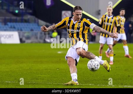 Arnheim, Niederlande. Dezember 2025. ARNHEM, 12.07.2025, GelreDome, Saison 2025/2026, niederländischer Keuken Kampioen Divisie Football, Spiel zwischen Vitesse und TOP Oss, Foto zeigt Vitesse Spieler Alexander Buttner Shoots Credit: Pro Shots/Alamy Live News Stockfoto
