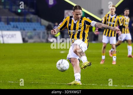 Arnheim, Niederlande. Dezember 2025. ARNHEM, 12.07.2025, GelreDome, Saison 2025/2026, niederländischer Keuken Kampioen Divisie Football, Spiel zwischen Vitesse und TOP Oss, Foto zeigt Vitesse Spieler Alexander Buttner Shoots Credit: Pro Shots/Alamy Live News Stockfoto