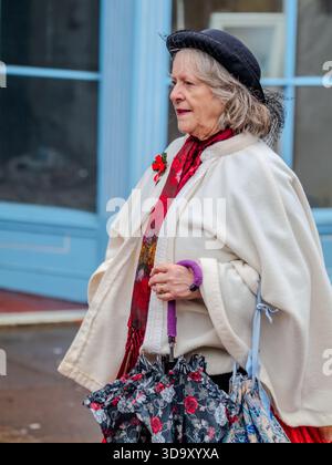 Dickens Christmas Festival Rochester UK Dezember 2025. Viktorianisch verkleidete Gruppe spaziert durch die Kopfsteinpflasterstraße während der öffentlichen Nachstellung, aufwendig gekleidet. Stockfoto