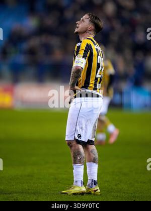 Arnheim, Niederlande. Dezember 2025. ARNHEM, 12.07.2025, GelreDome, Saison 2025/2026, niederländischer Keuken Kampioen Divisie Football, Spiel zwischen Vitesse und TOP Oss, Foto zeigt Vitesse Spieler Alexander Buttner sieht dejected Credit: Pro Shots/Alamy Live News Stockfoto