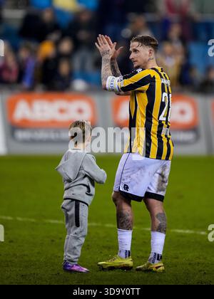 Arnheim, Niederlande. Dezember 2025. ARNHEM, 12.07.2025, GelreDome, Saison 2025/2026, niederländischer Keuken Kampioen Divisie Football, Spiel zwischen Vitesse und TOP Oss, Foto zeigt Vitesse Spieler Alexander Buttner applaudiert den Fans Credit: Pro Shots/Alamy Live News Stockfoto