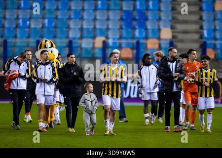 Arnheim, Niederlande. Dezember 2025. ARNHEM, 12.07.2025, GelreDome, Saison 2025/2026, niederländischer Keuken Kampioen Divisie Football, Spiel zwischen Vitesse und TOP Oss, Foto zeigt Vitesse Spieler Alexander Buttner applaudiert den Fans Credit: Pro Shots/Alamy Live News Stockfoto