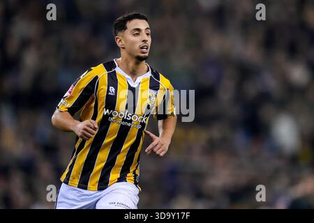 Arnheim, Niederlande. Dezember 2025. ARNHEM, 12.07.2025, GelreDome, Saison 2025/2026, niederländischer Keuken Kampioen Divisie Football, Spiel zwischen Vitesse und TOP Oss, Foto zeigt Vitesse Spieler Naoufal Bannis Looks on Credit: Pro Shots/Alamy Live News Stockfoto