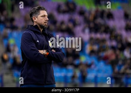 Arnheim, Niederlande. Dezember 2025. ARNHEM, 12.07.2025, GelreDome, Saison 2025/2026, niederländischer Keuken Kampioen Divisie Football, Spiel zwischen Vitesse und TOP Oss, Foto zeigt Vitesse Assistenztrainer Nicky Kuiper sieht auf Credit: Pro Shots/Alamy Live News Stockfoto
