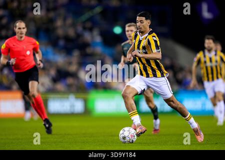 Arnheim, Niederlande. Dezember 2025. ARNHEM, 12.07.2025, GelreDome, Saison 2025/2026, niederländischer Keuken Kampioen Divisie Football, Spiel zwischen Vitesse und TOP Oss, Foto zeigt Vitesse Spieler Naoufal Bannis dribbelt mit dem Ball Credit: Pro Shots/Alamy Live News Stockfoto