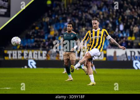 Arnheim, Niederlande. Dezember 2025. ARNHEM, 12.07.2025, GelreDome, Saison 2025/2026, niederländischer Keuken Kampioen Divisie Football, Spiel zwischen Vitesse und TOP Oss, Bild zeigt Vitesse Spieler Alexander Buttner den Ball. Credit: Pro Shots/Alamy Live News Stockfoto