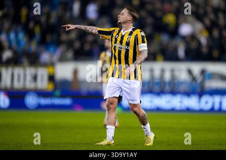 Arnheim, Niederlande. Dezember 2025. ARNHEM, 12.07.2025, GelreDome, Saison 2025/2026, niederländischer Keuken Kampioen Divisie Football, Spiel zwischen Vitesse und TOP Oss, Bild zeigt Vitesse Spieler Alexander Buttner Gesten Credit: Pro Shots/Alamy Live News Stockfoto