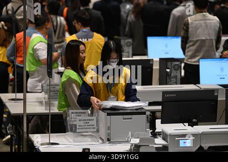 Wahlkreis des Wahlkomitees Hongkong zählt am 7. Dezember 2025 in Hongkong. Heute findet in Hongkong die Wahl zum Parlamentsrat statt. (Foto von Kobe Li/Nexpher Images) Stockfoto