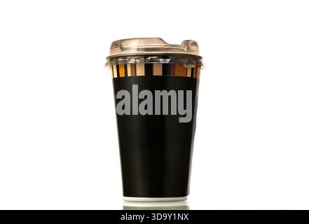 Eine schwarze Tasse mit einem Deckel darauf. Der Becher ist leer. Der Deckel besteht aus Kunststoff Stockfoto