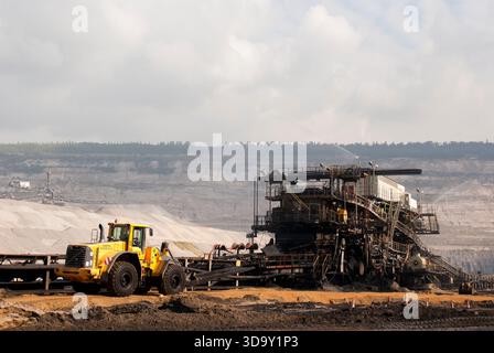 Hambach, Deutschland - 1. September 2010 - Braunkohle- oder Braunkohlebergwerk in einem Tagebau in Hambach Stockfoto