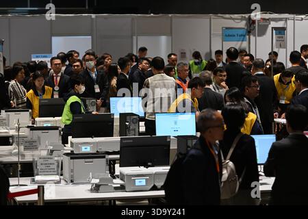 Wahlkreis des Wahlkomitees Hongkong zählt am 7. Dezember 2025 in Hongkong. Heute findet in Hongkong die Wahl zum Parlamentsrat statt. (Foto von Kobe Li/Nexpher Images) Stockfoto
