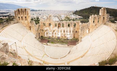Großer Panoramablick auf das antike griechische Odeon des Herodes Atticus Amphitheater an der Akropolis mit Blick auf das weitläufige Stadtbild von Athen, Griechenland. Stockfoto