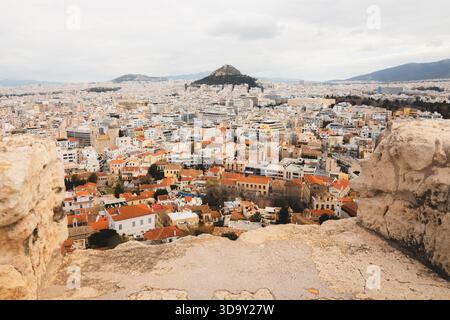 Blick auf die weitläufige Stadt Athen, Griechenland und den Lycabettus-Hügel von der Akropolis aus. Stockfoto