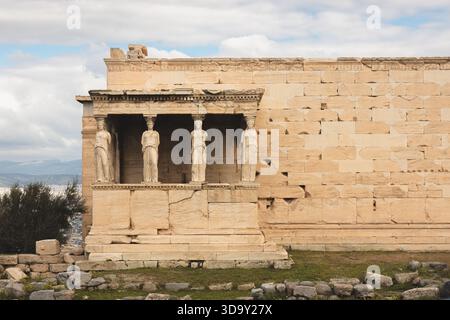 Das antike Erechtheion auf der Akropolis in Athen, Griechenland, verfügt über die ikonische Caryatiden-Veranda, klassische Säulen und historische Statuen, die die verkörpern Stockfoto