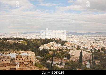 Blick auf die weitläufige Stadt Athen, Griechenland von der Akropolis aus. Stockfoto