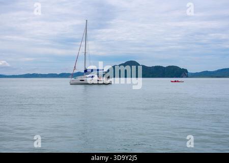 Wunderschöne tropische Landschaft, Andamanenmeer und Inseln in der Nähe von Phuket in Thailand. James Bond oder Khao Phing Kan Island und Boote auf dem Meer Stockfoto