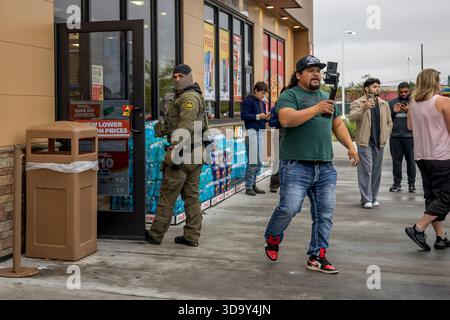 New Orleans, Usa. Dezember 2025. NEW ORLEANS, LOUISIANA - 6. DEZEMBER: Die Einwohner verpfeifen und filmen, während der US-Zoll- und Grenzschutzkommandant Gregory Bovino und andere Agenten am 6. Dezember 2025 Operationen in Kenner, Louisiana, durchführen. Bundesagenten führen die "Operation Catahoula Crunch" durch, die vom Ministerium für Heimatschutz als Teil eines Durchgreifens gegen Einwanderer ohne Papiere in den Vereinigten Staaten gestartet wurde. ?(Foto: Michael Nigro/SIPA USA) Credit: SIPA USA/Alamy Live News Stockfoto