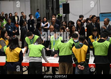 Wahlkreis des Wahlkomitees Hongkong zählt am 7. Dezember 2025 in Hongkong. Heute findet in Hongkong die Wahl zum Parlamentsrat statt. (Foto von Kobe Li/Nexpher Images) Stockfoto