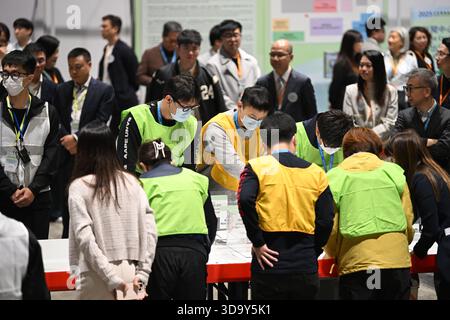 Wahlkreis des Wahlkomitees Hongkong zählt am 7. Dezember 2025 in Hongkong. Heute findet in Hongkong die Wahl zum Parlamentsrat statt. (Foto von Kobe Li/Nexpher Images) Stockfoto