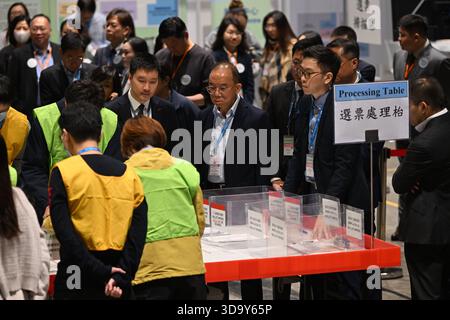 Wahlkreis des Wahlkomitees Hongkong zählt am 7. Dezember 2025 in Hongkong. Heute findet in Hongkong die Wahl zum Parlamentsrat statt. (Foto von Kobe Li/Nexpher Images) Stockfoto