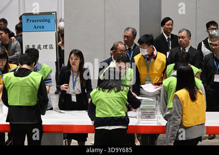 Hongkong, Hongkong. Dezember 2025. Wahlkreis des Wahlkomitees Hongkong zählt am 7. Dezember 2025 in Hongkong. Heute findet in Hongkong die Wahl zum Legislativrat statt. (Foto: Kobe Li/Nexpher Images/SIPA USA) Credit: SIPA USA/Alamy Live News Stockfoto