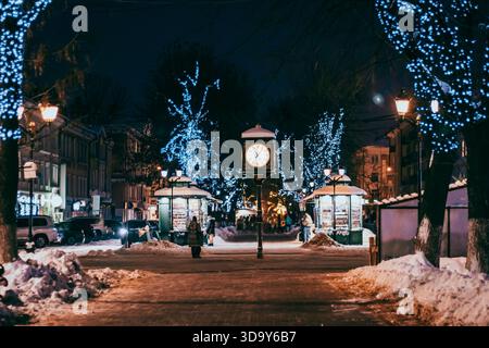 Antike Uhr auf dem Marktplatz. Weihnachtsdekoration auf der Straße. Stockfoto