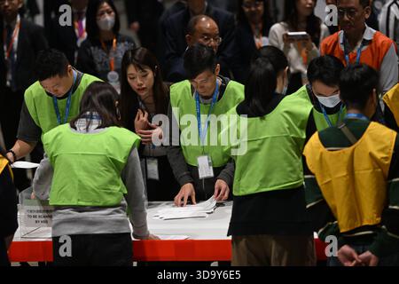 Wahlkreis des Wahlkomitees Hongkong zählt am 7. Dezember 2025 in Hongkong. Heute findet in Hongkong die Wahl zum Parlamentsrat statt. (Foto von Kobe Li/Nexpher Images) Stockfoto