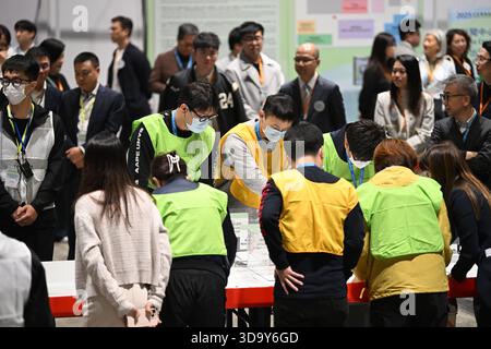 Hongkong, Hongkong. Dezember 2025. Wahlkreis des Wahlkomitees Hongkong zählt am 7. Dezember 2025 in Hongkong. Heute findet in Hongkong die Wahl zum Legislativrat statt. (Foto: Kobe Li/Nexpher Images/SIPA USA) Credit: SIPA USA/Alamy Live News Stockfoto