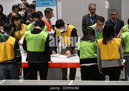 Wahlkreis des Wahlkomitees Hongkong zählt am 7. Dezember 2025 in Hongkong. Heute findet in Hongkong die Wahl zum Parlamentsrat statt. (Foto von Kobe Li/Nexpher Images) Stockfoto