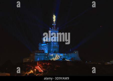 Marseille, Frankreich. Dezember 2025. Beleuchtung für die Renovierung der Bonne Mère in der Basilika Notre Dame de la Garde in Marseille 7. Dezember 2025 - 07/12/2025 - France/Marseille - Gilles Bader/Le Pictorium Credit: LE PICTORIUM/Alamy Live News Stockfoto