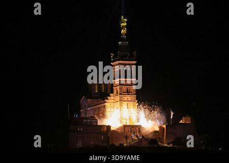 Marseille, Frankreich. Dezember 2025. Beleuchtung für die Renovierung der Bonne Mère in der Basilika Notre Dame de la Garde in Marseille 7. Dezember 2025 - 07/12/2025 - France/Marseille - Gilles Bader/Le Pictorium Credit: LE PICTORIUM/Alamy Live News Stockfoto