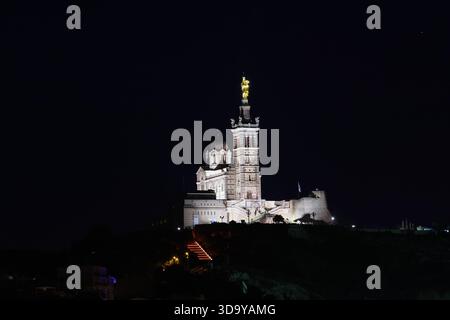 Marseille, Frankreich. Dezember 2025. Beleuchtung für die Renovierung der Bonne Mère in der Basilika Notre Dame de la Garde in Marseille 7. Dezember 2025 - 07/12/2025 - France/Marseille - Gilles Bader/Le Pictorium Credit: LE PICTORIUM/Alamy Live News Stockfoto