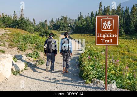 Menschen auf dem Highline Trail, Glacier National Park, Montana, USA Stockfoto