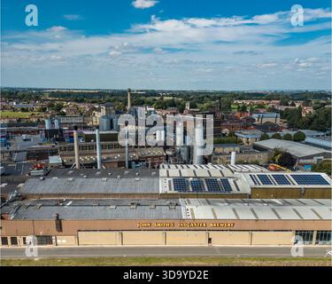 Luftaufnahme der John Smith’s Brewery in Tadcaster, North Yorkshire, im Besitz von Heineken UK, an einem sonnigen Tag mit blauem Himmel. Stockfoto