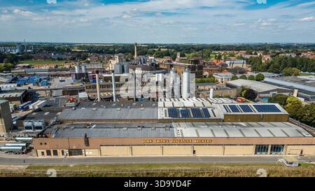 Luftaufnahme der John Smith’s Brewery in Tadcaster, North Yorkshire, im Besitz von Heineken UK, an einem sonnigen Tag mit blauem Himmel. Stockfoto